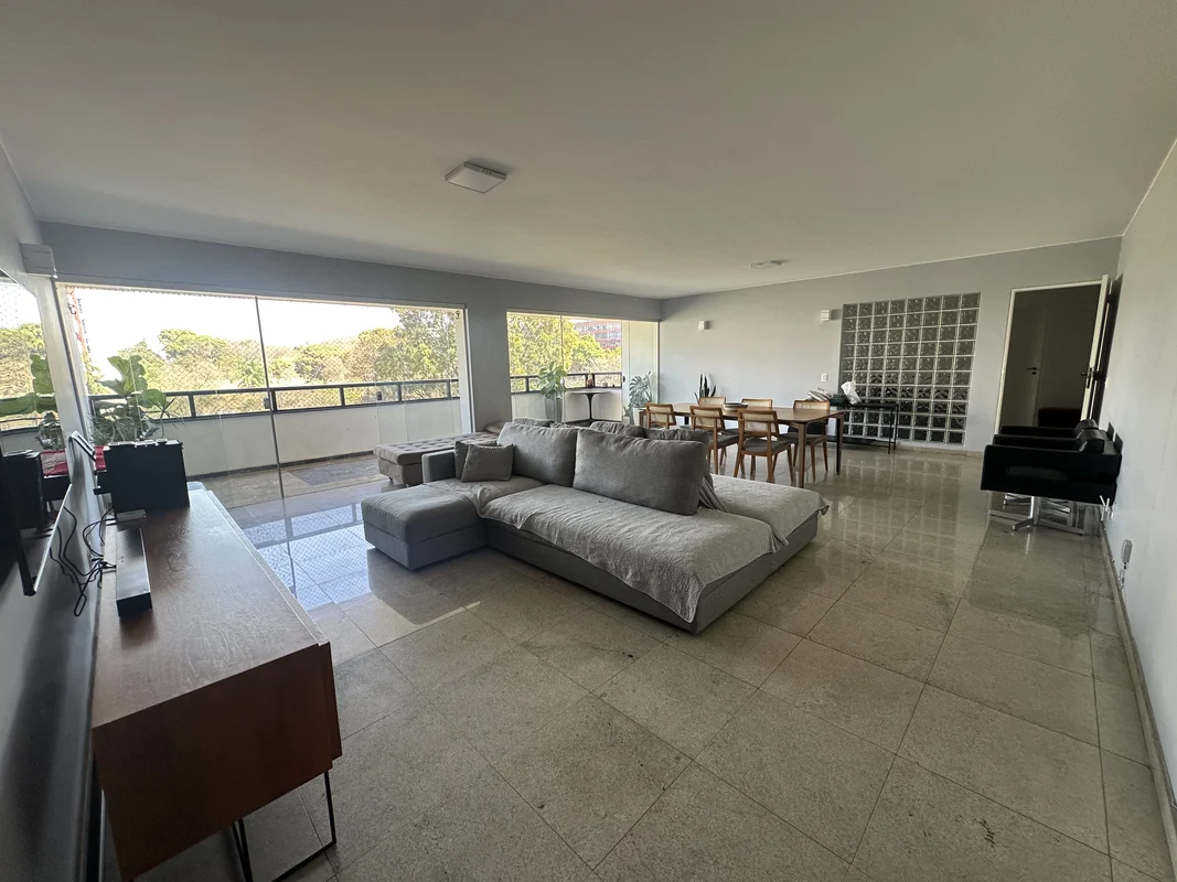 Apartamento para Aluguel – SQN 107 | Asa NorteApartamento amplo, com varanda e v...
