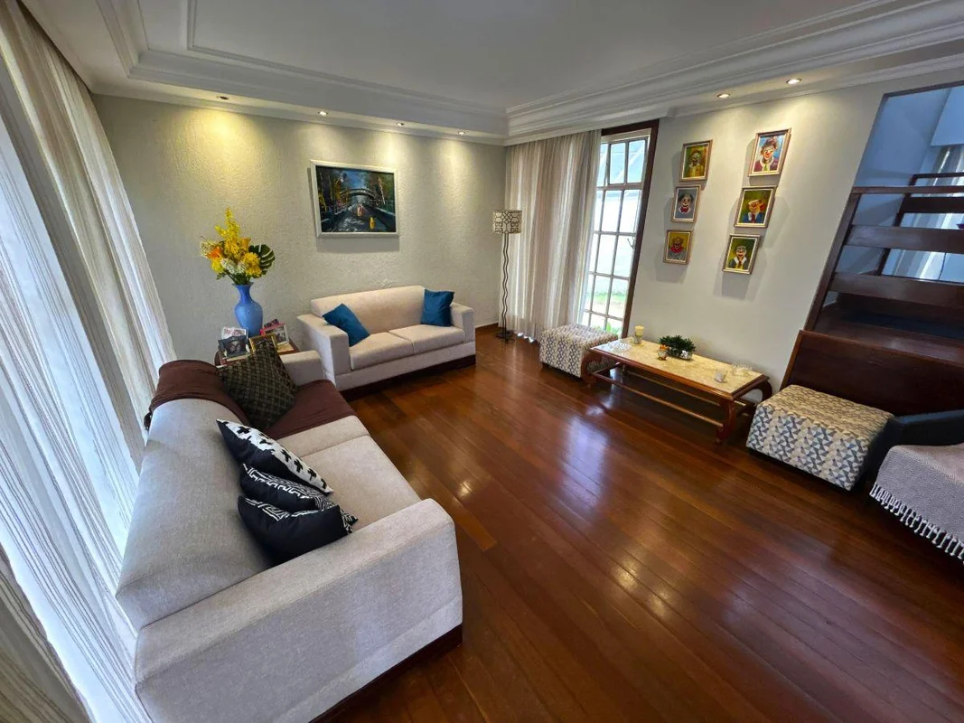 VENDO COM EXCLUSIVIDADE CASA 4 QUARTOS, ESPAÇOS AMPLOS , GRANDES JANELAS COM EXC...
