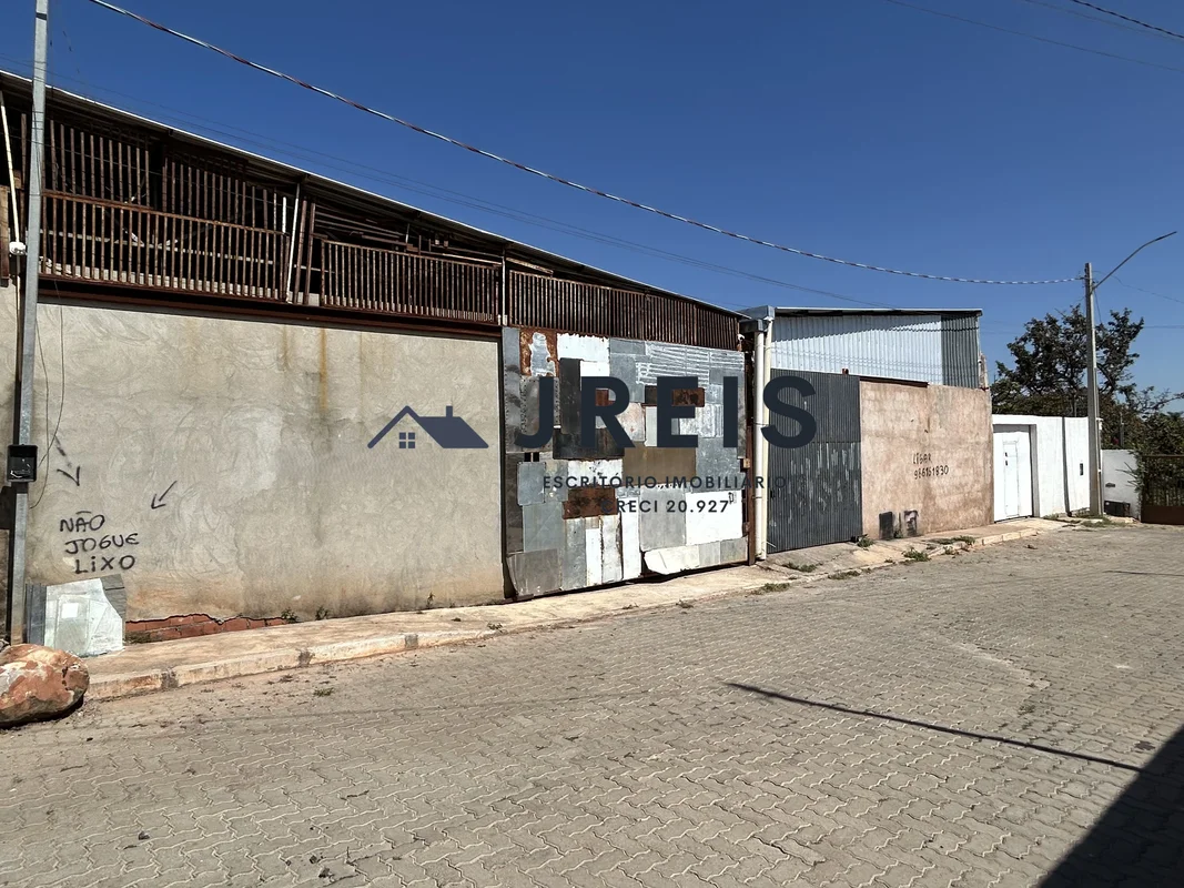 REIS ESCRITÓRIO IMOBILIÁRIOAnaliso carro como parte do pagamento.Vendo lote de 2...