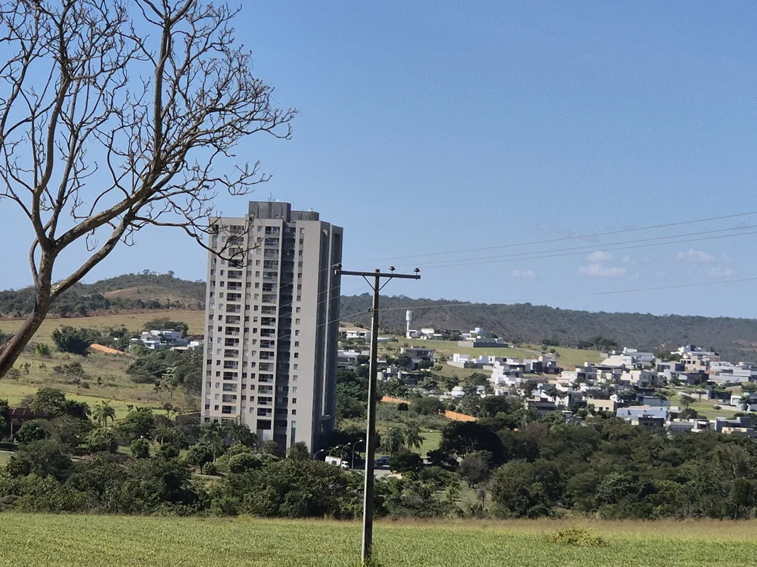 O lote de 555m² localizado na Quadra T do Alphaville Residencial 1, em Brasília,...