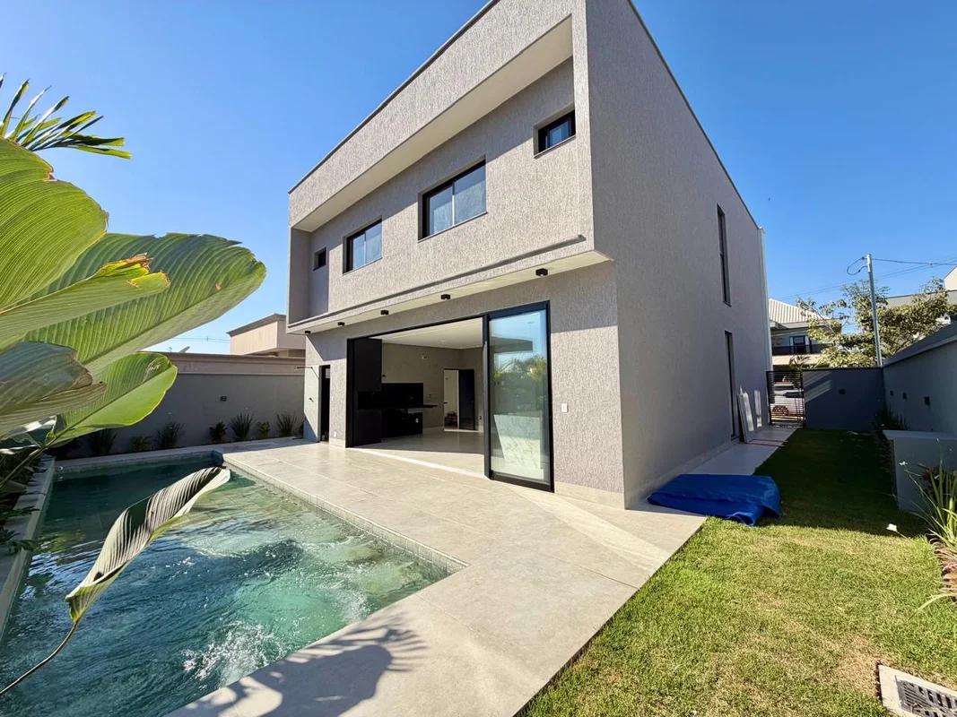 Sobrado novo, imponente e com imenso quintal gramadoAmpla área a céu Piscina aqu...