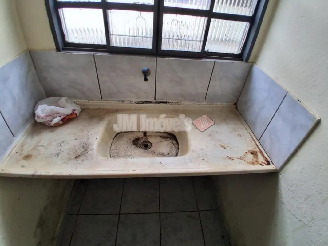 KITINETE COM UM QUARTO COM BANHEIRO, COZINHA E ÁREA DE SERVIÇO E UMA VAGA PARA E...