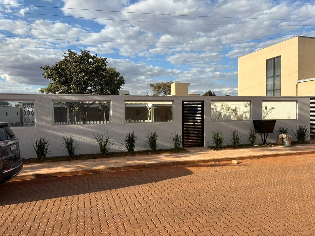 Casa com amplo terreno e excelente espaço externo!Localizada no Condomínio Estân...
