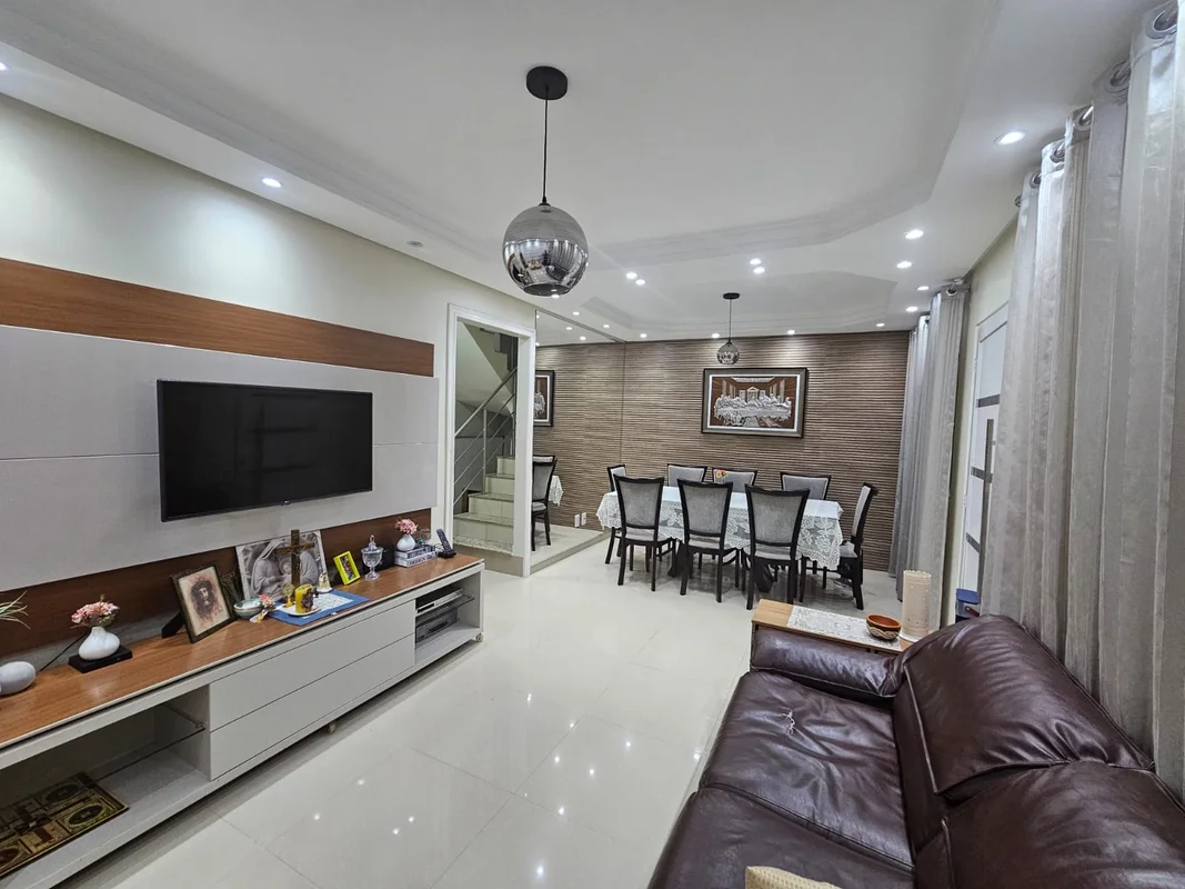 CASA SOBRADO À VENDA EM SAMAMBAIA NORTE – QR 212OPORTUNIDADE LEÃO IMÓVEIS!A casa...