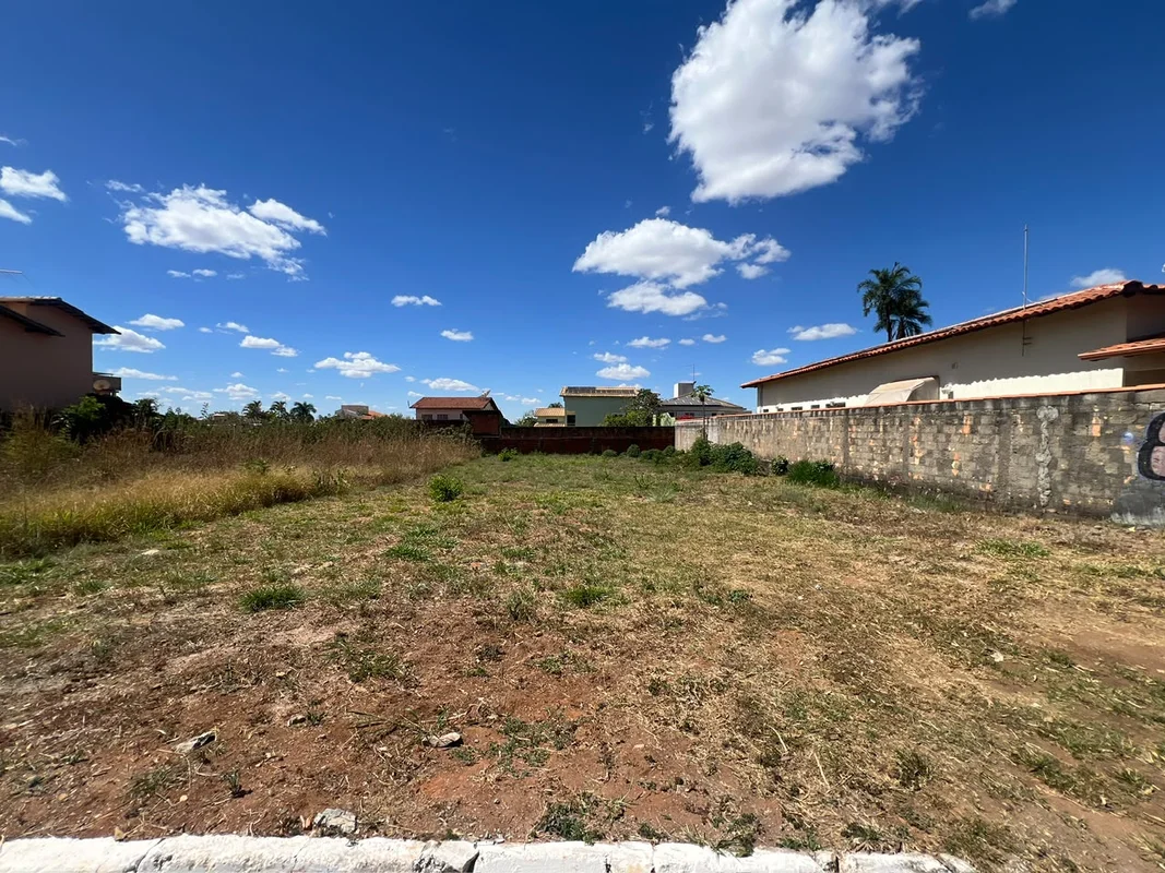 Julisce Alencar Assessoria Imobiliária Vende!Lote de 640m² em Condomínio Fechado...