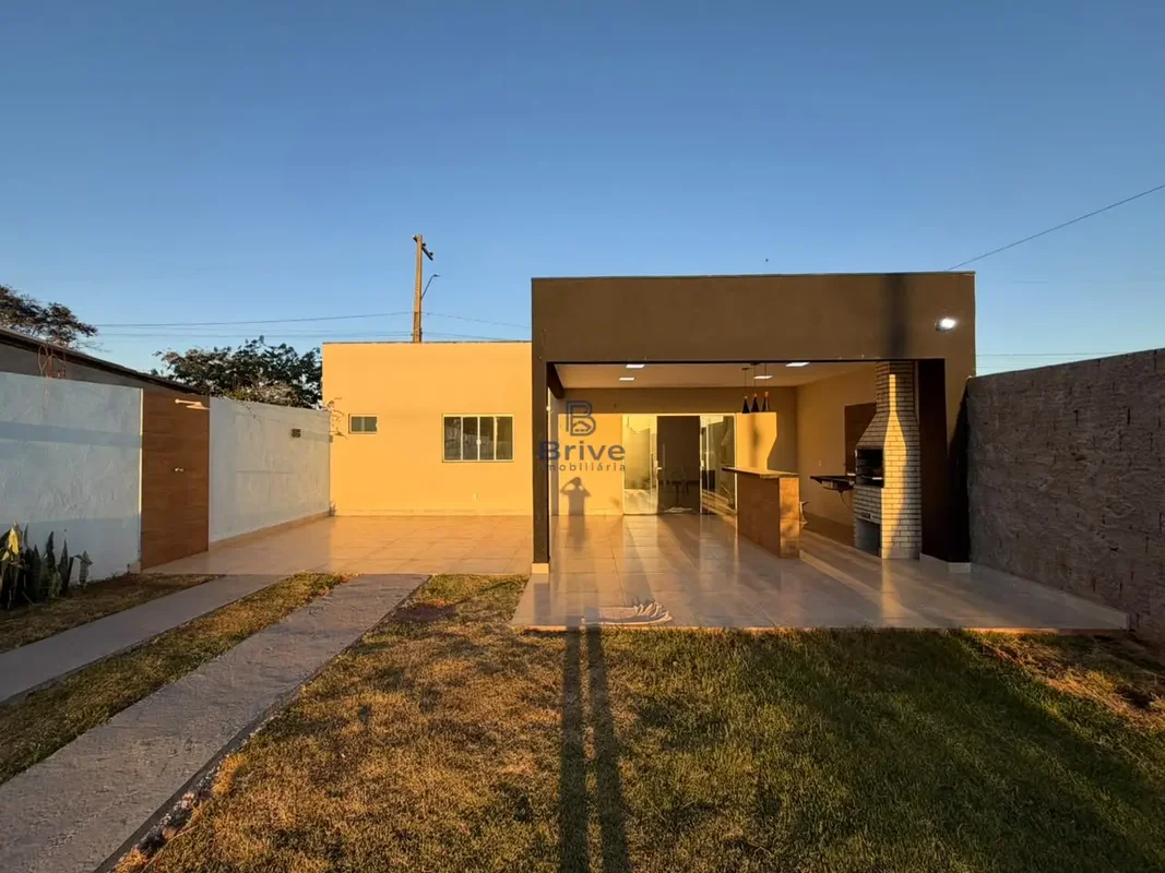 Casa na Ponte Alta Norte em condomínio fechado com rua asfaltada e bloquetes, of...