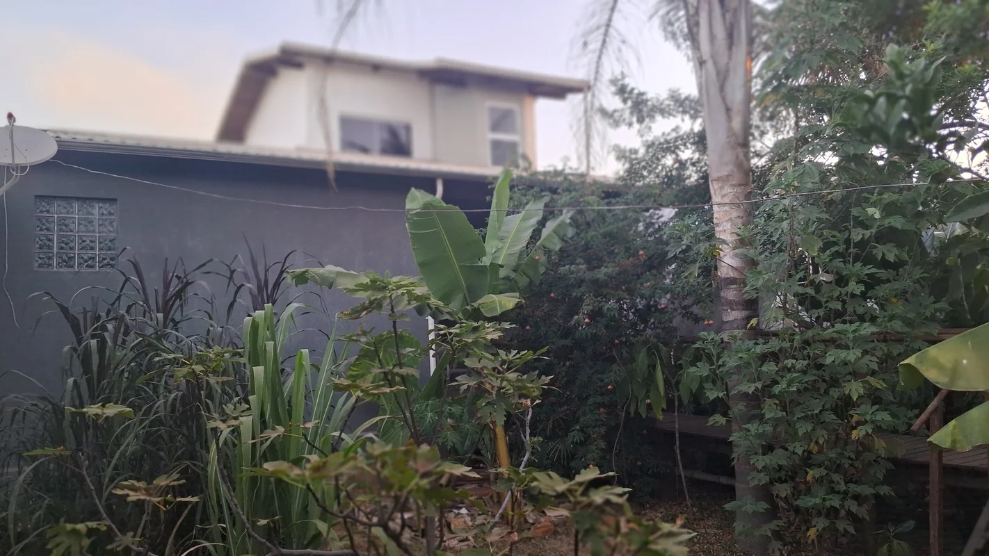 Uma casa direto com a natureza sem abrir mão do conforto? Este imóvel é um verda...