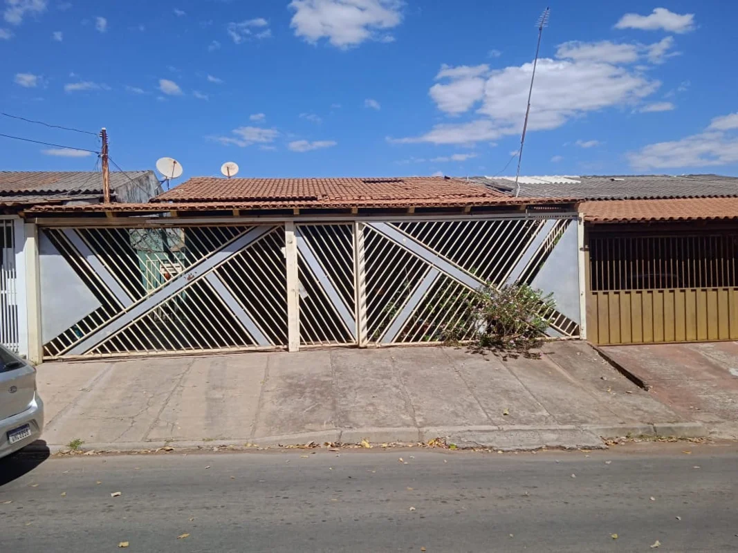 VENDE-SE UMA CASA NA QUADRA 113 RECANTO DAS EMASCasa composta de 03 quartos, sen...