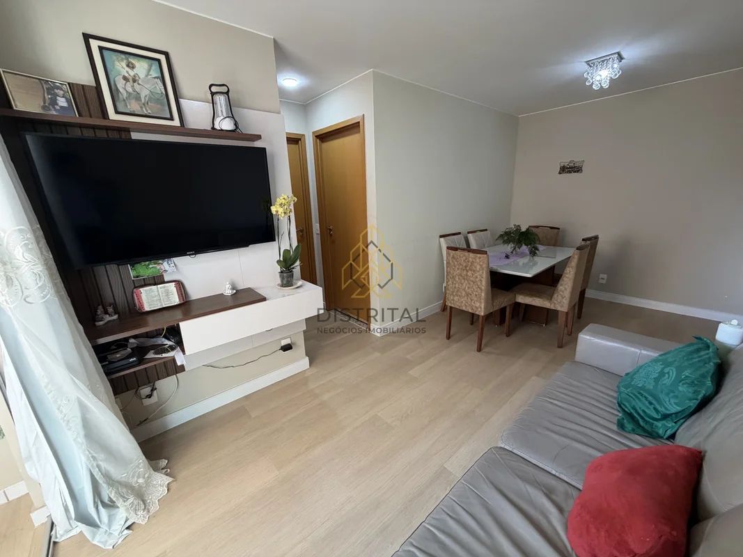 Conheça um apartamento reformado com armários, vaga coberta e localização privil...