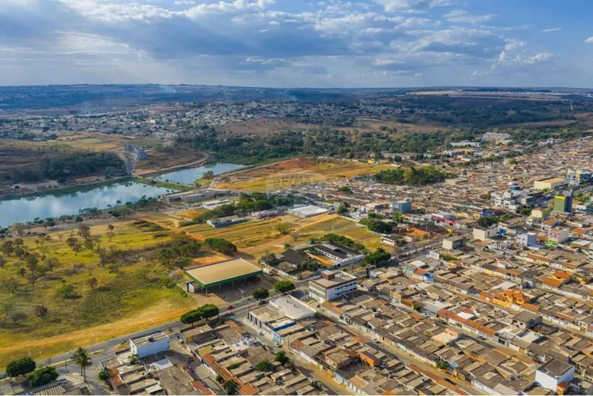 Terreno de 600 metros quadrados de esquina, em frente à Rua Eixo 2 ao Lado de um...