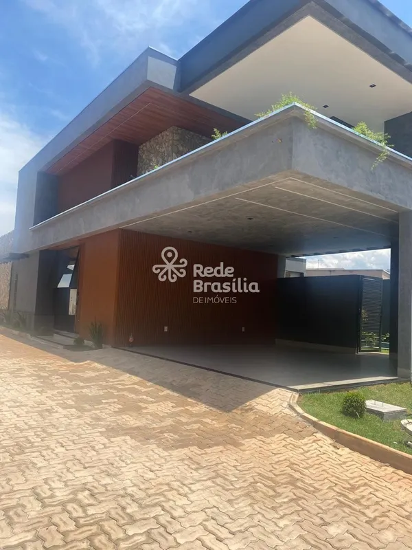 PARK WAY | CASA DE ALTO PADRÃO | 4 SUÍTES | 311M² | CONDOMÍNIO FECHADOLocalizada...