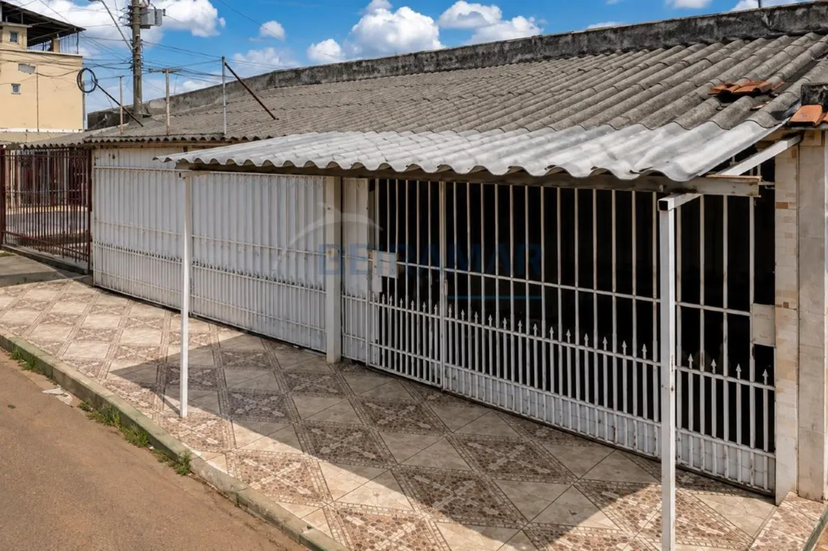 Se você busca uma propriedade versátil, que combine moradia, espaço comercial e ...