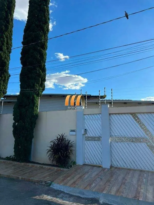 Casa residencial de frente para aluguel no Bairro Andracell Cente, em Anápolis, ...