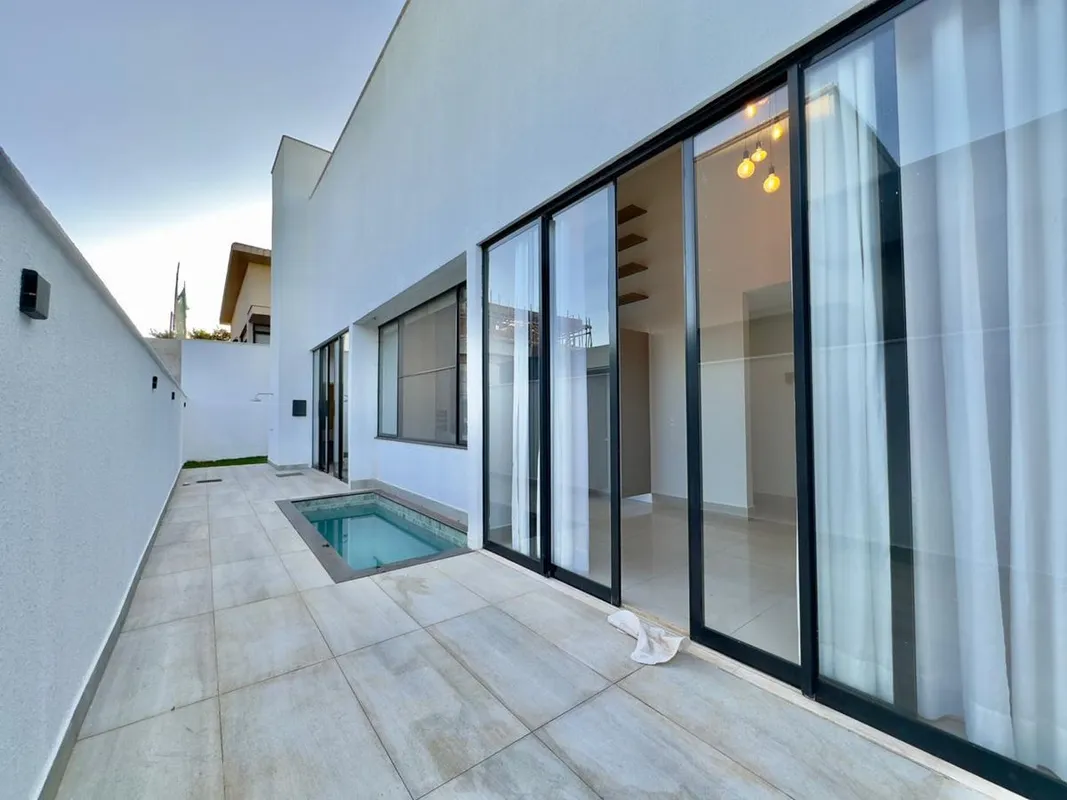 Condominio Terras AlphaGaragem: 4 carros ( sendo duas cobertas)3 quartos com suí...