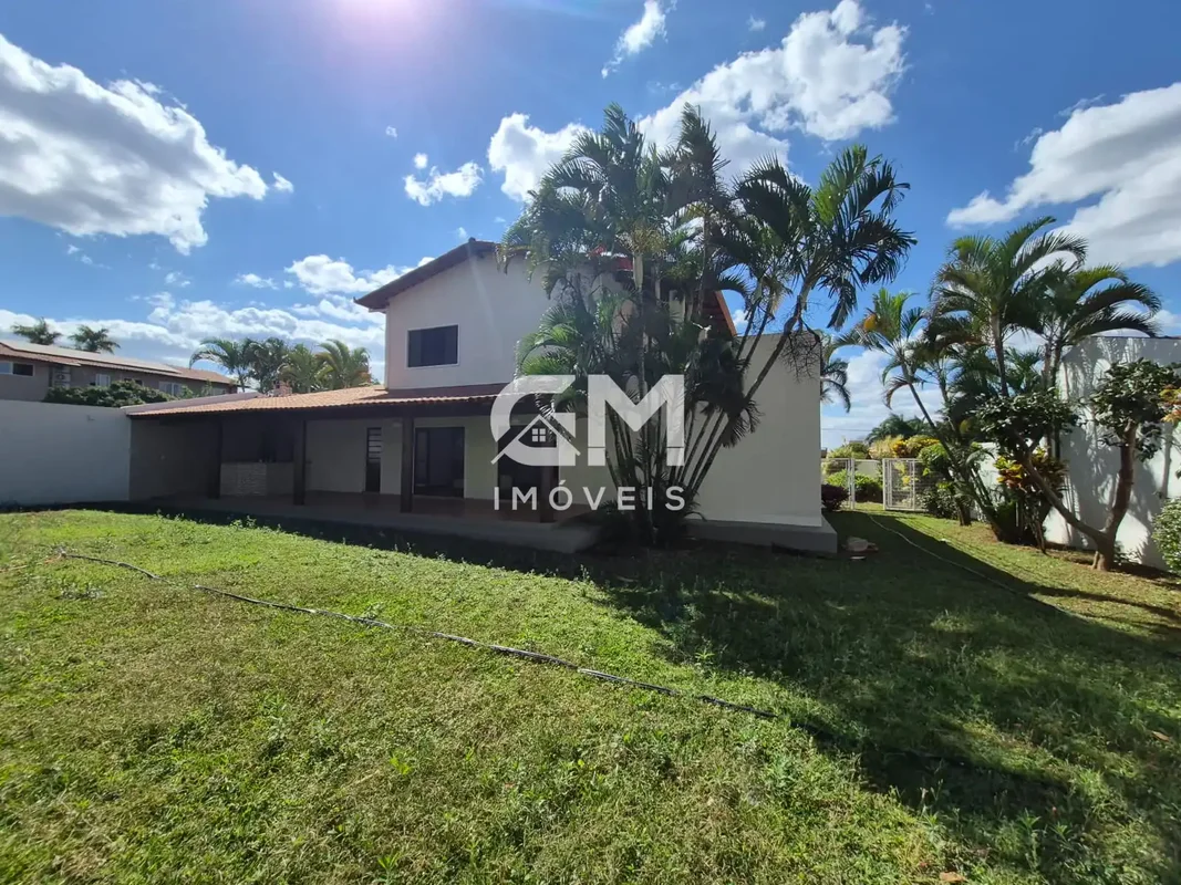 GM IMÓVEIS VENDE CASA NO CONDOMINIO VIVENDAS BELA VISTA Excelente casa de 2 pavi...