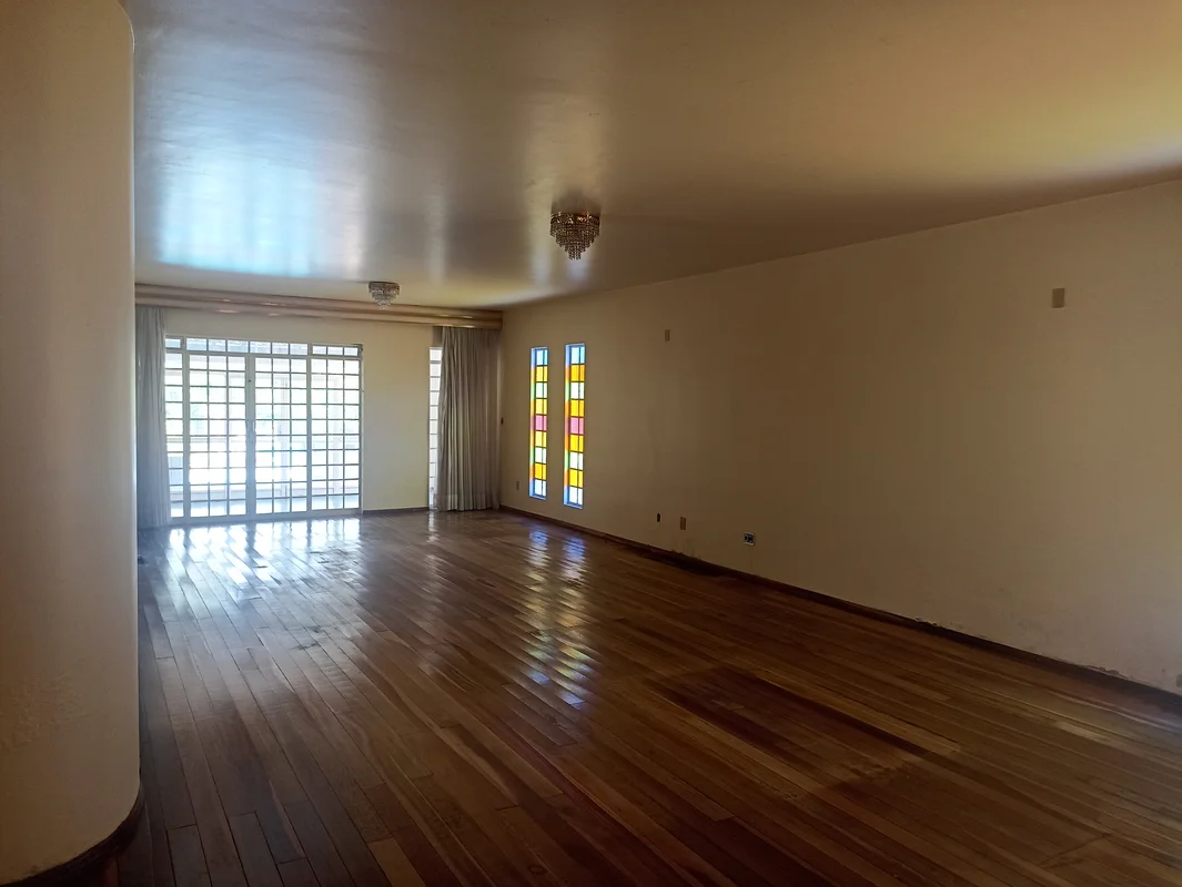 OPORTUNIDADE ! Casa terrea , sala com 3 ambientes , piscina , churrasqueira . 27...