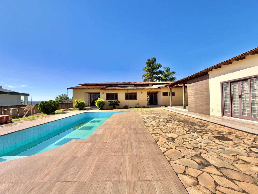 CASA EM CONDOMÍNIO FECHADO | TERRENA, AMPLA E COMPLETASão 530m² bem distribuídos...
