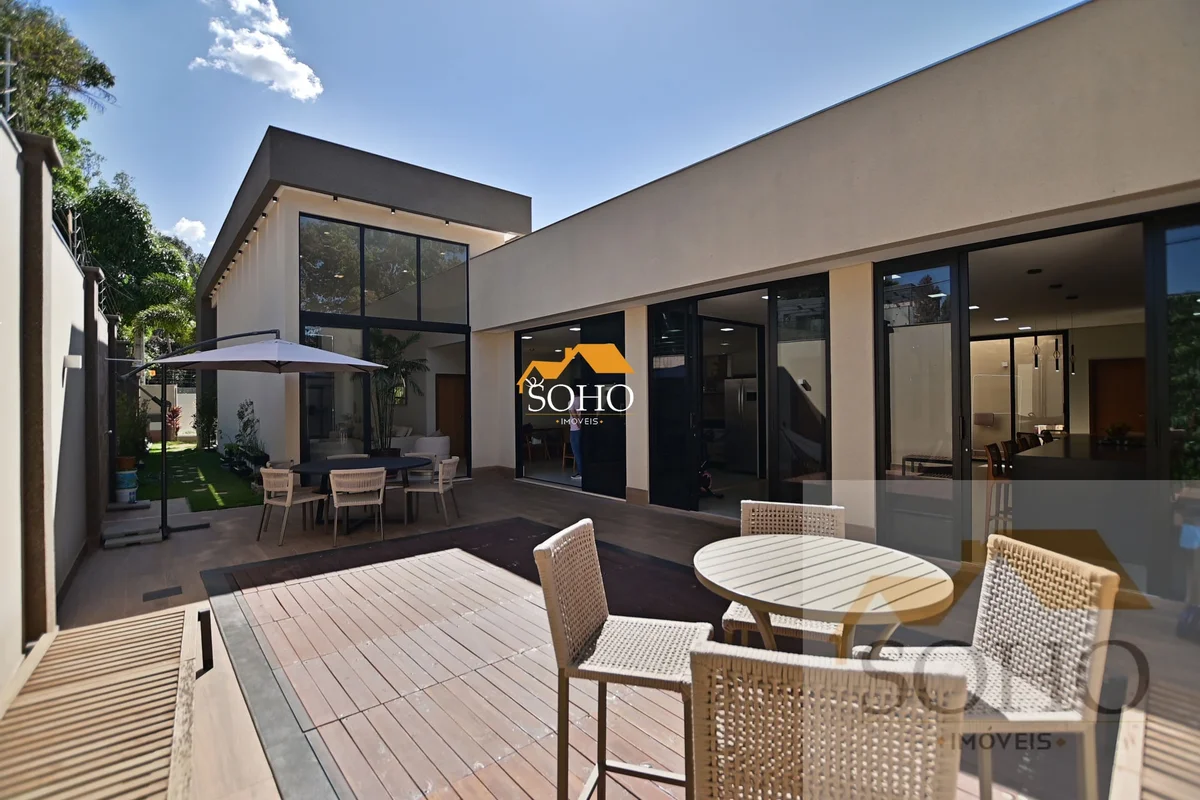 SOHO IMÓVEIS VENDE EXCELENTE CASA COM 3 SUÍTES, PISCINA, DECK E ESPAÇO GOURMET, ...