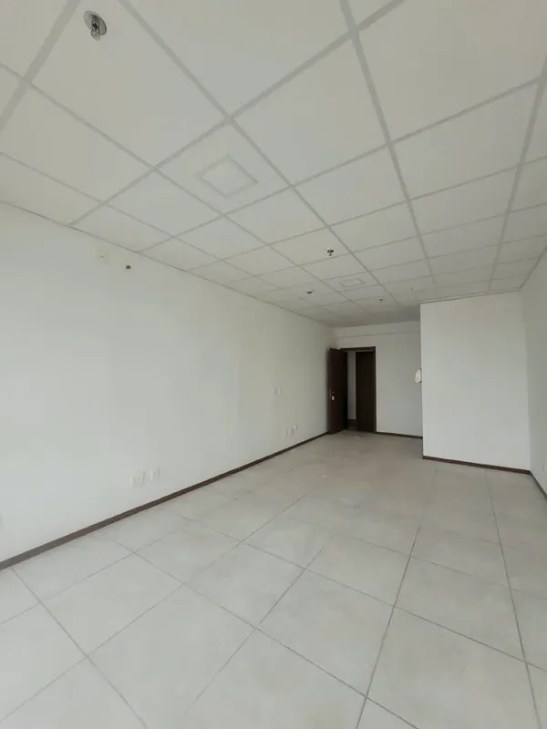 SALA COMERCIAL NO ED. ORION, SALA AMPLA COM BANHEIRO, CONDOMINIO COM PORTARIA E ...