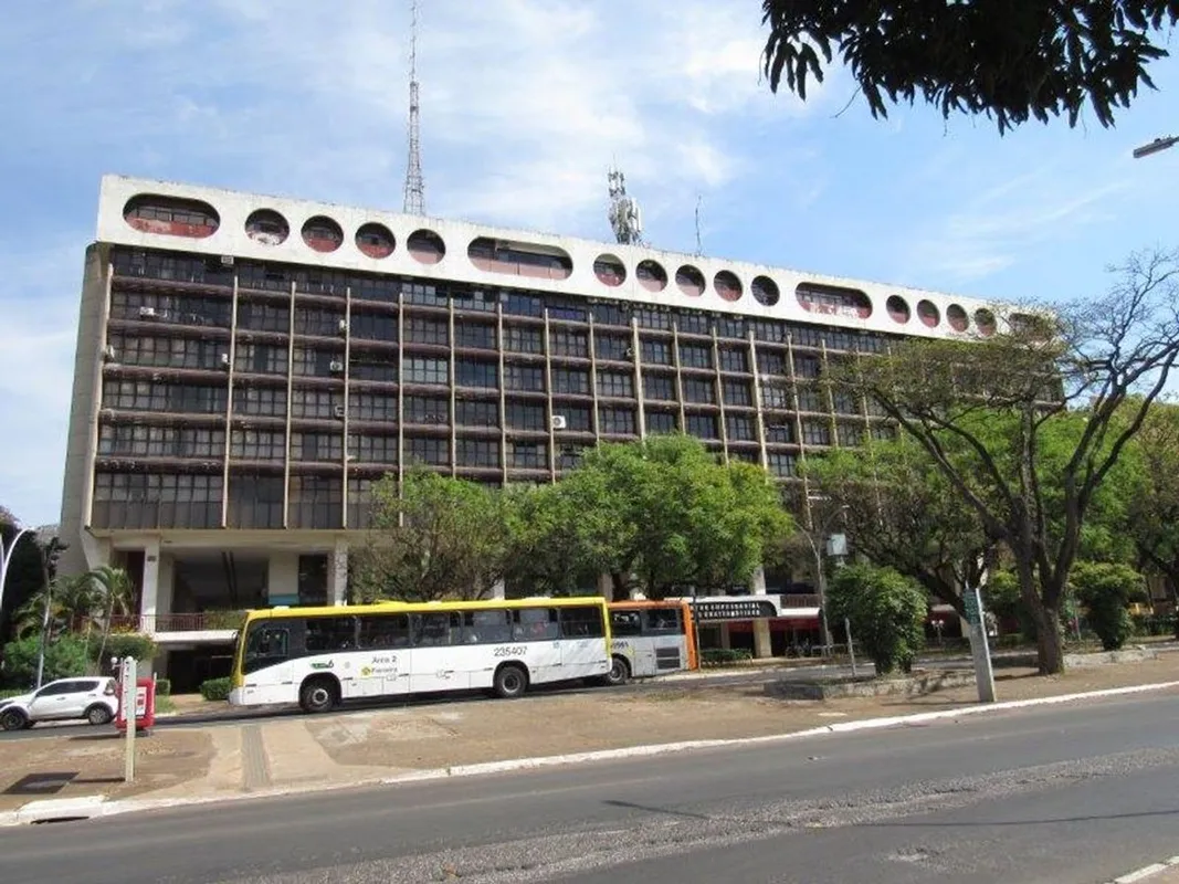 Excelente sala comercial de localização privilegiada na Asa Sul, Brasília. O imó...