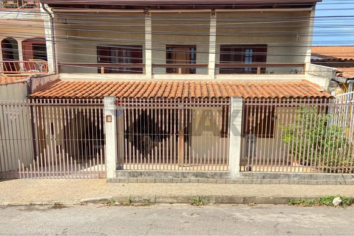 Configuração do imóvel:Casa em dois pavimentos, com 400 m2 de área construída em...