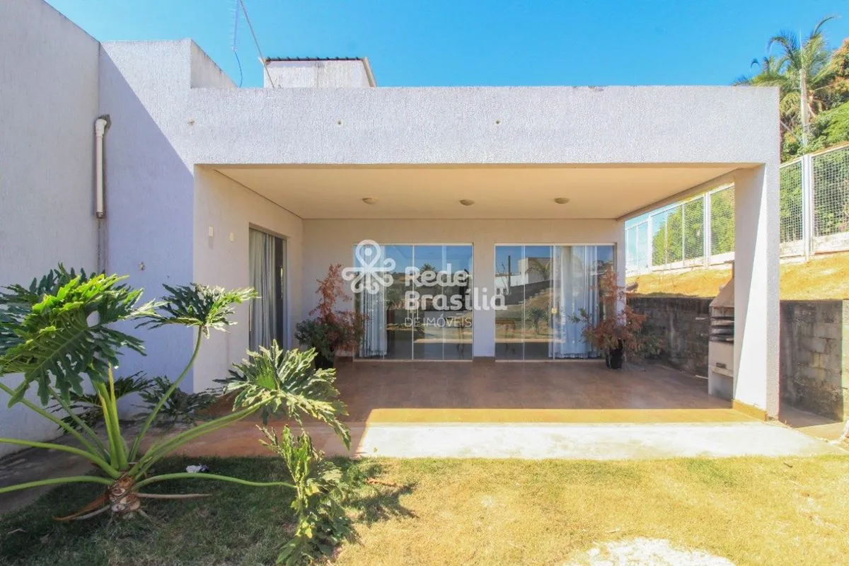 Casa térrea cuidadosamente projetada para oferecer conforto, praticidade e quali...