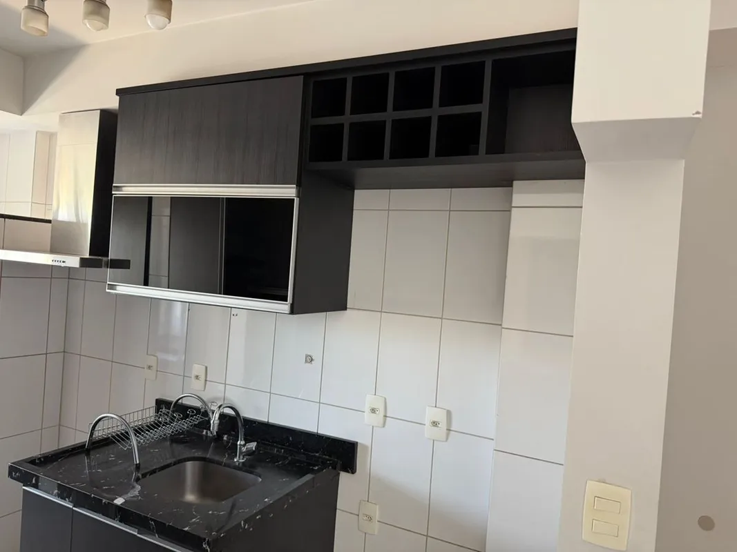 2/4 + 1 suite1 banheiro social 3 vagas paralelas72 mtsAr cond 2 /4Riquissimo em ...