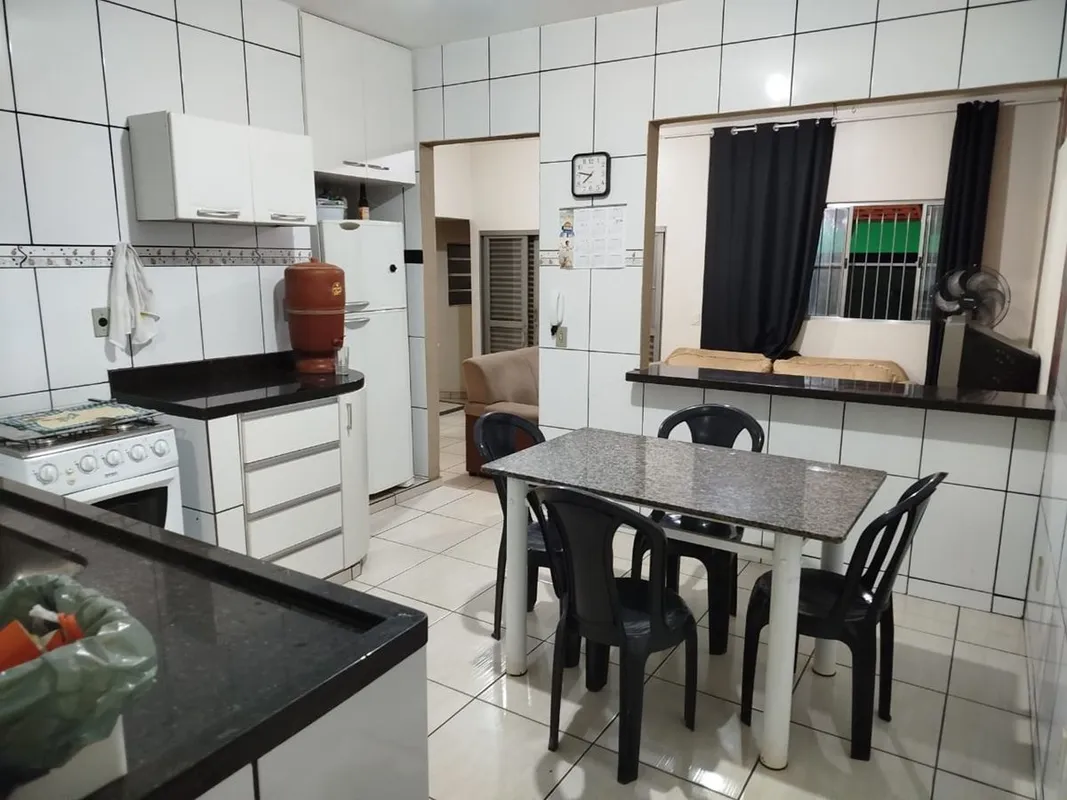 A casa conta com:• 3 quartos, sendo 1 suíte• Sala de estar• Cozinha americana• Á...