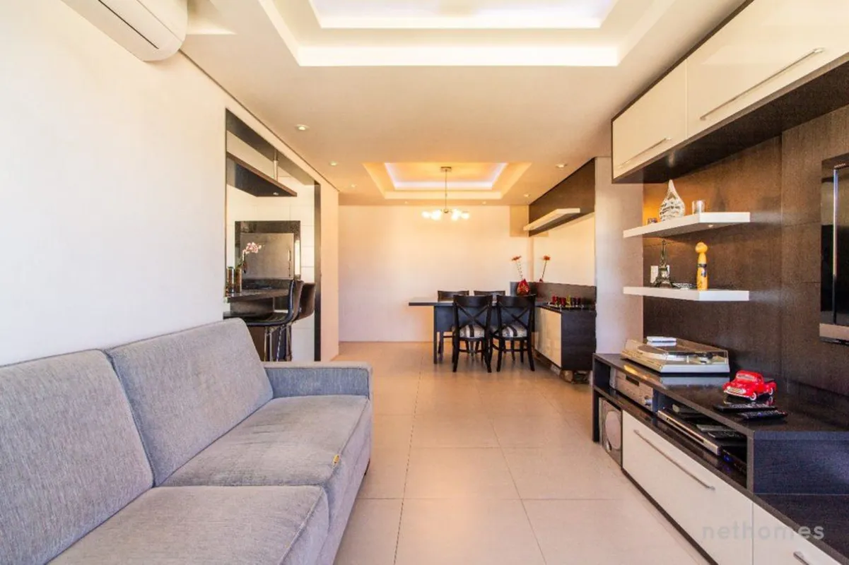 Este apartamento de 2 dormitórios (1 suíte) no Condomínio Edifício Andino, no ba...