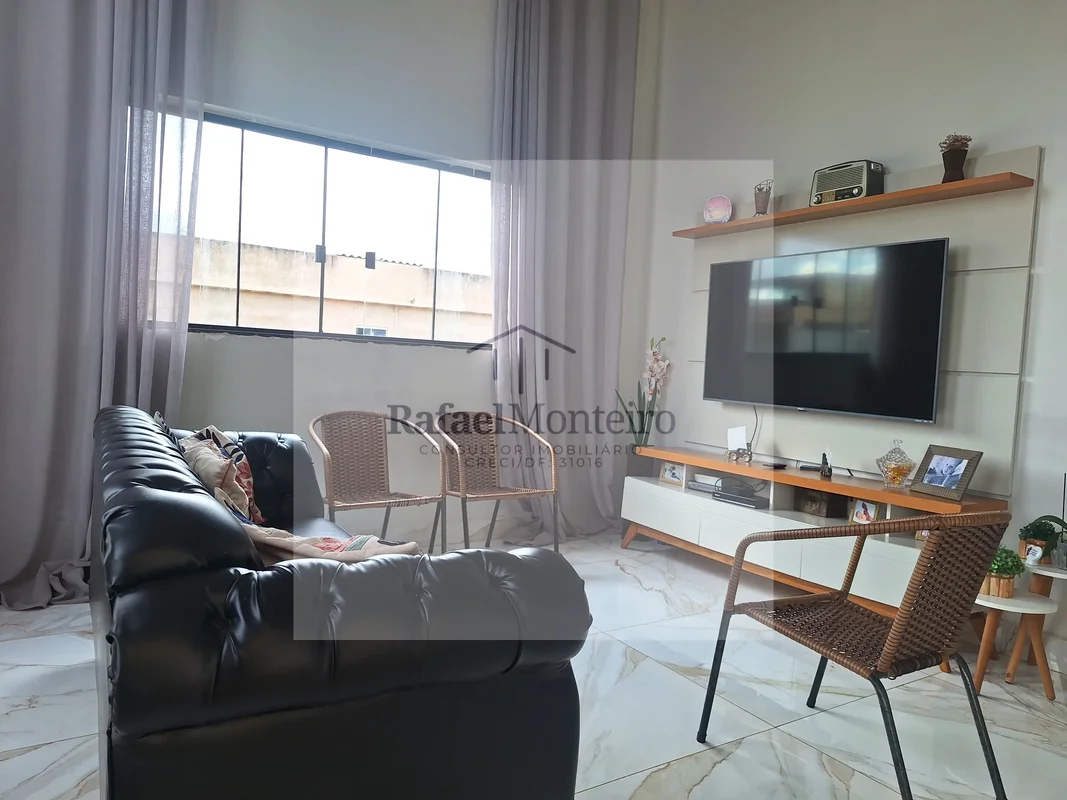 Imagine morar em uma casa de padrão moderno, situada na Rua JK, no residencial W...