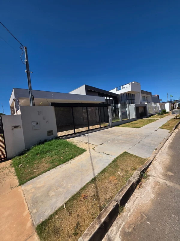 RESIDENCIAL DE ALTO PADRÃO REFORMA CONCLUIDA EM 10/2023FACHADA CONTEMPORANEAAMBI...