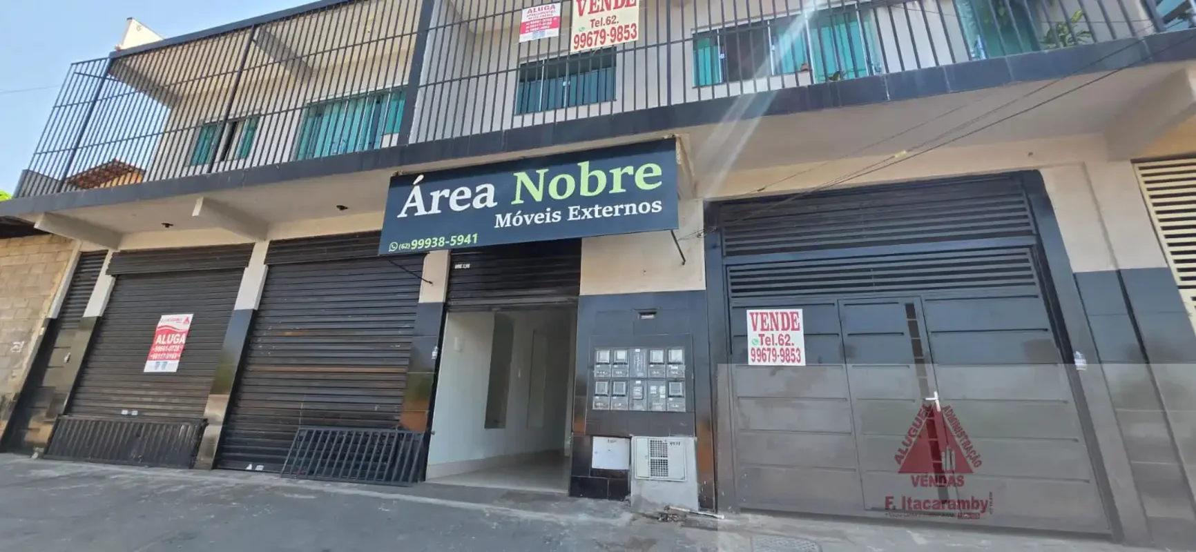 Sala com acesso direto para Rua, com 36,70m², pé direito alto. 28/08/26