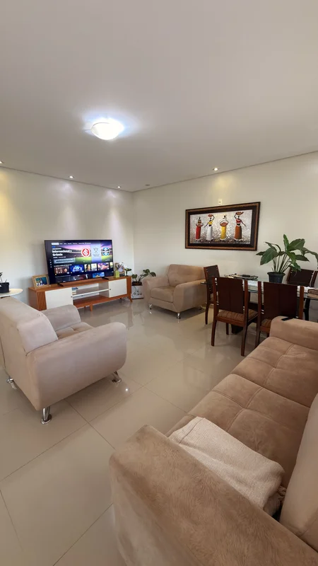 Madel Imobiliária vende casa na Quadra 02 de Sobradinho.DESCRIÇÃO:3 quartos send...