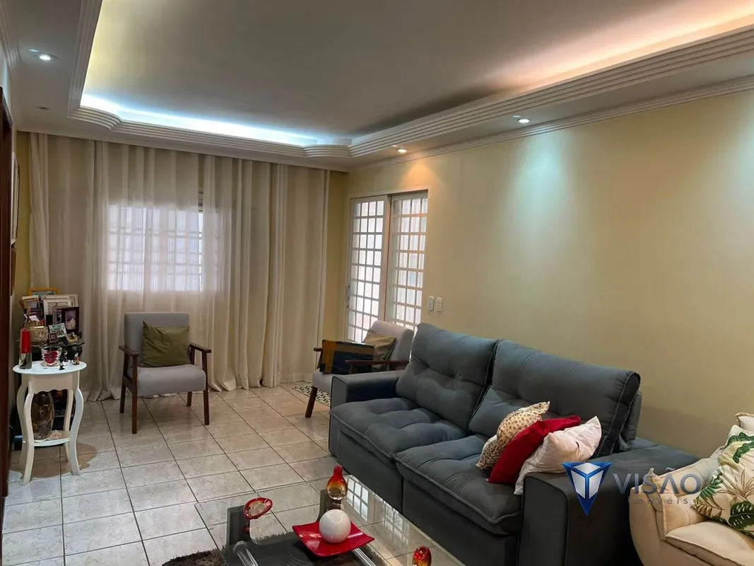 VISÃO IMÓVEIS VENDE:Excelente sobrado no Guará IILote com 200m2, 6 quartos sendo...