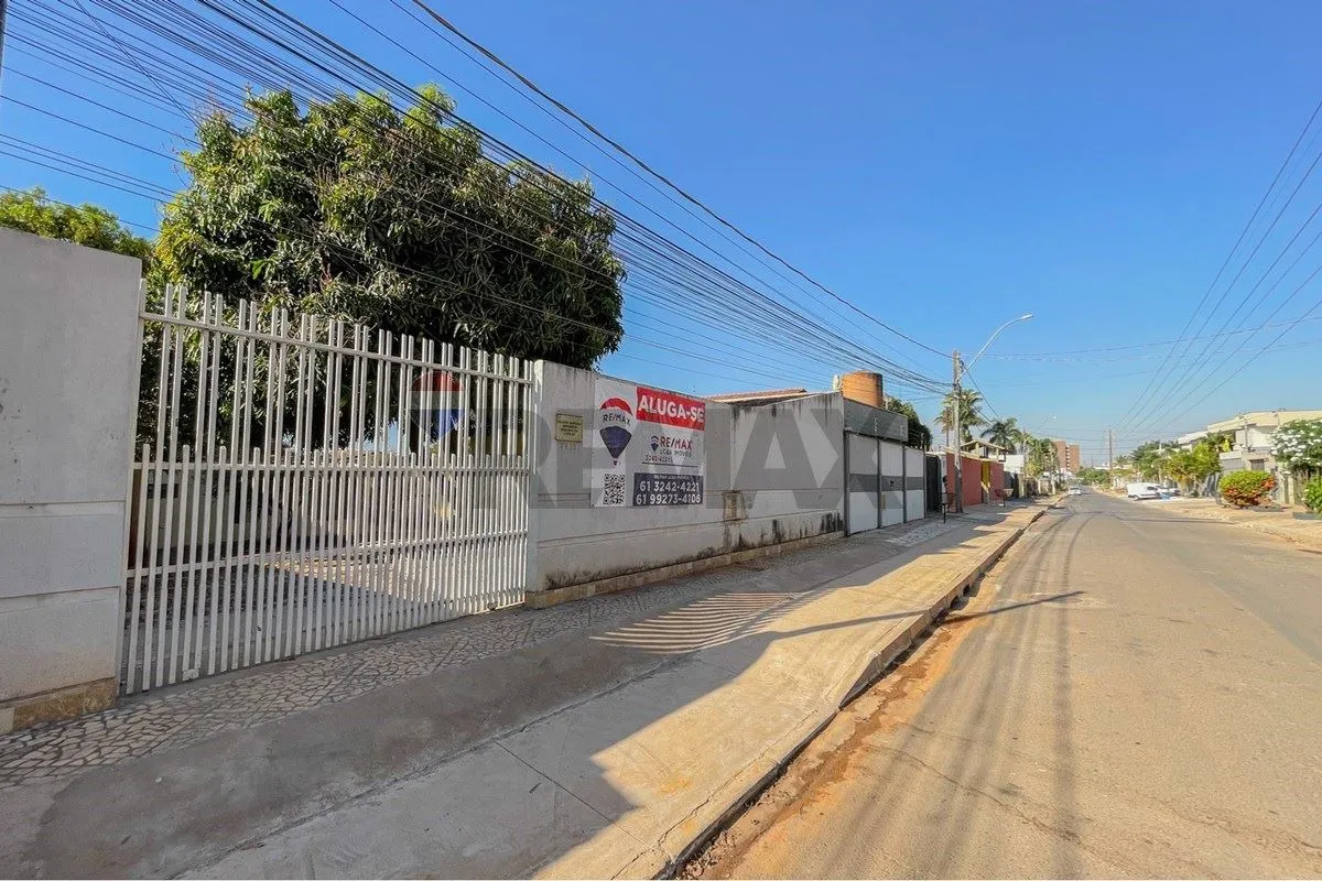 Lote com 2 Casas e Depósito para Locação Vicente PiresLote amplo com 900m² de ár...