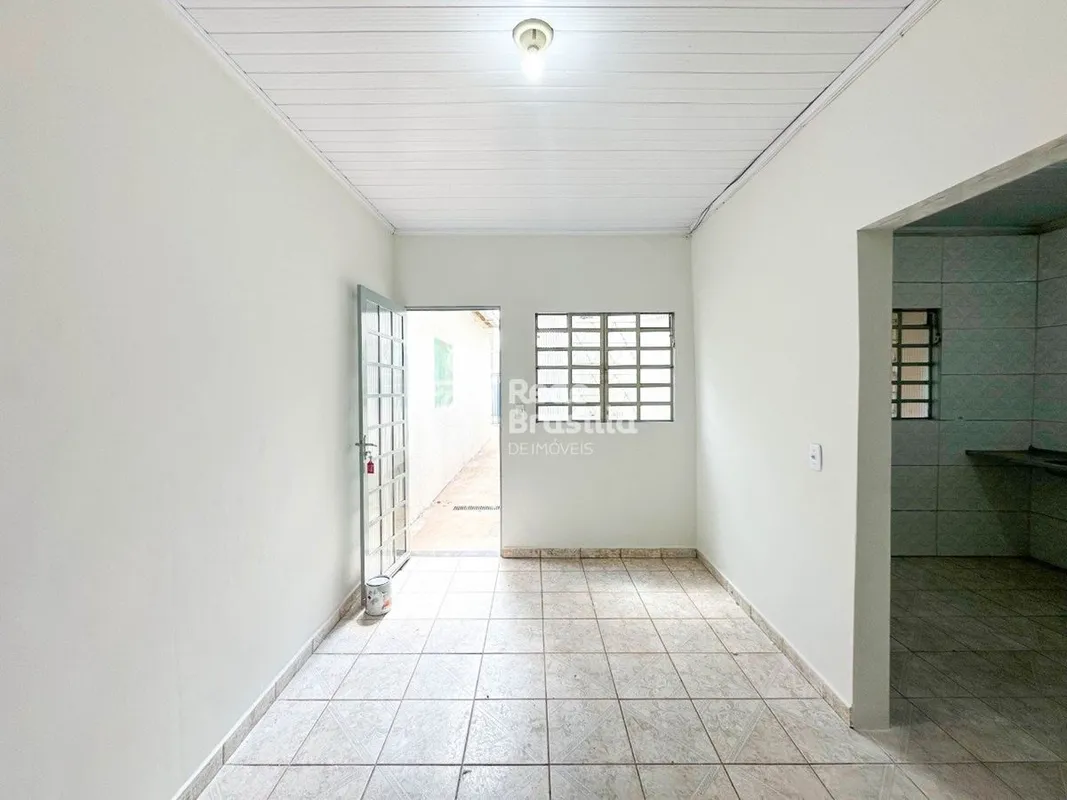 TH35937 - Qr 323 Samambaia, Casa Fundos 02 quartos, 40m². Agende sua visita! Exc...