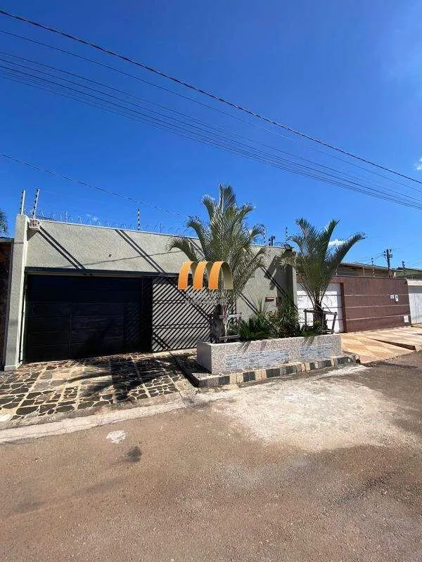 Casa com 2 quartos sendo 1 suíte;Banheiro social;Lavabo;Área gourmet com churras...
