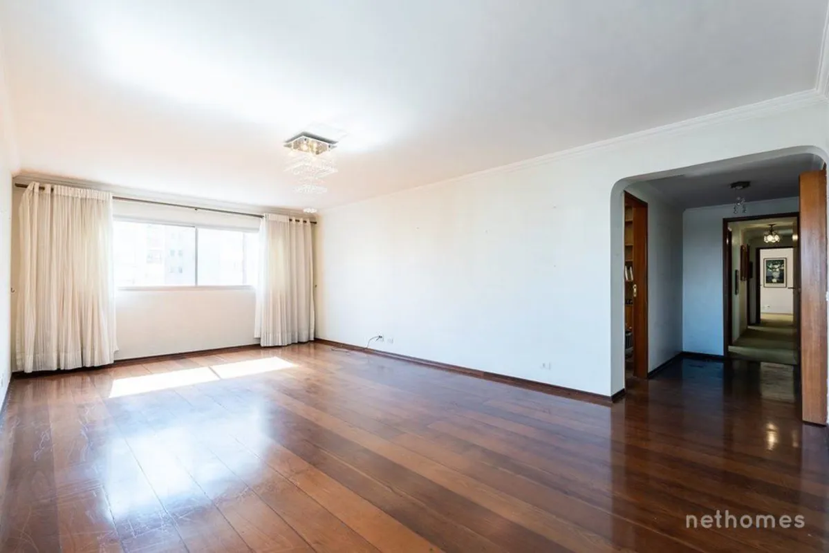 Em uma das alamedas mais desejadas de Moema, este elegante apartamento de 214 m²...