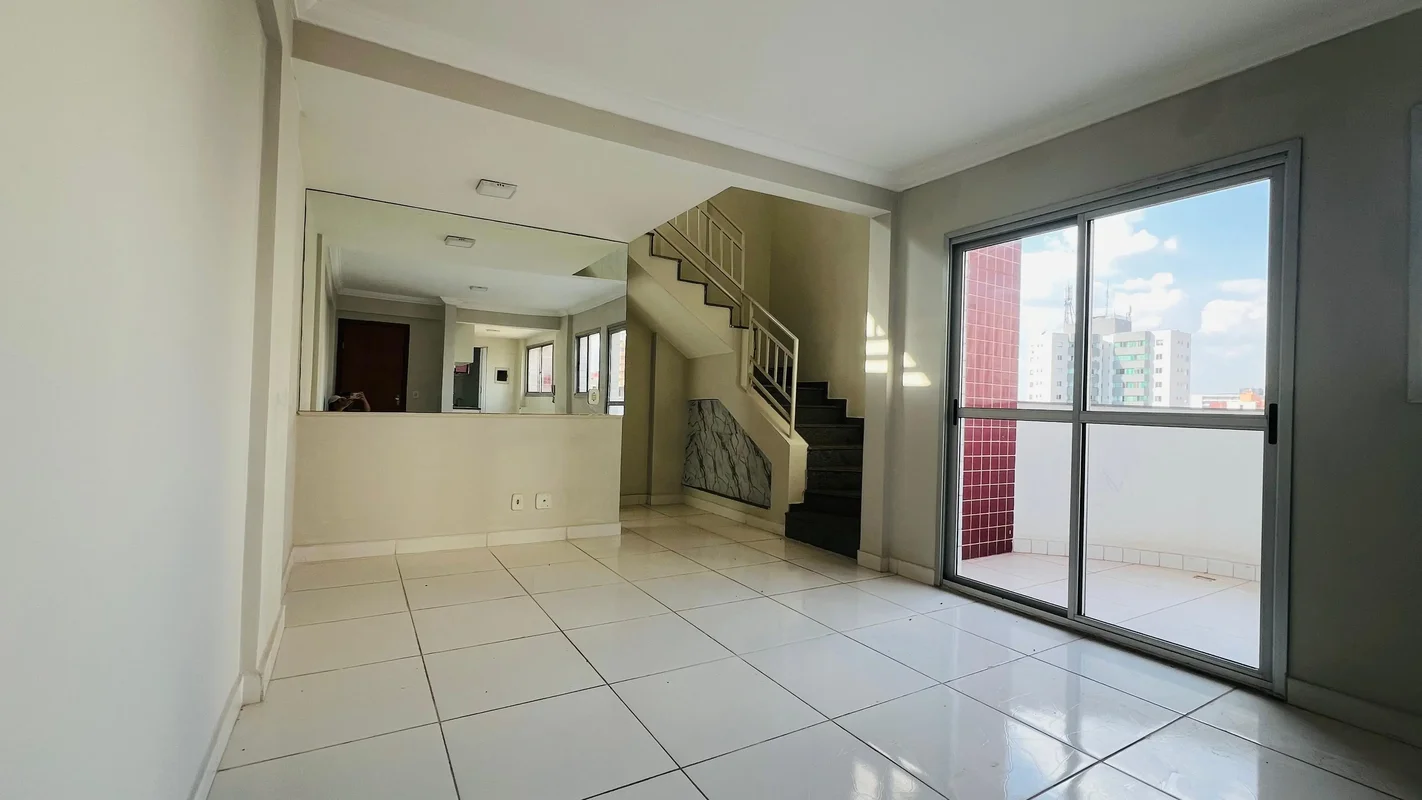 Vendo ótimo apartamento duplex de 2 quartos, sendo 1 suite, com 2 vagas cobertas...