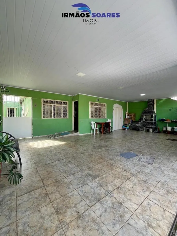 Casa térrea, distribuída em sala de Tv, copa, sala de jantar, cozinha com armári...