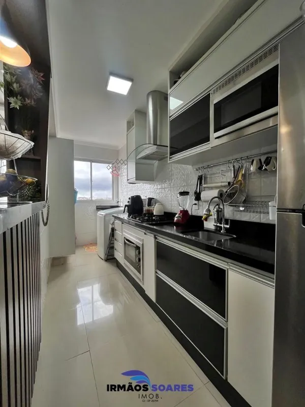 Apartamento 100% reformado, nascente e vaga de garagem coberta...Distribuído em ...