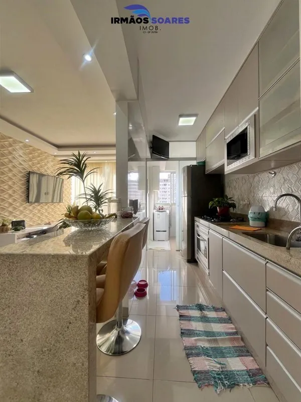 Apartamento 100% reformado, vaga de garagem coberta...Distribuído em sala de doi...