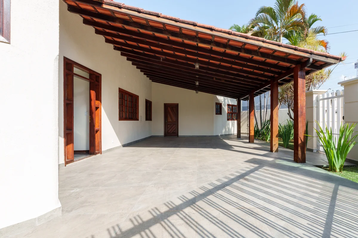 CASA TERREA na área social. Laser separado em nível diferente, proporcionando pr...