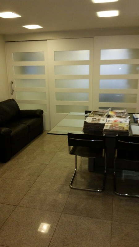 Conjunto de Salas, dividida em 4 ambientes, 2 banheiros, copa, ar refrigerado e ...
