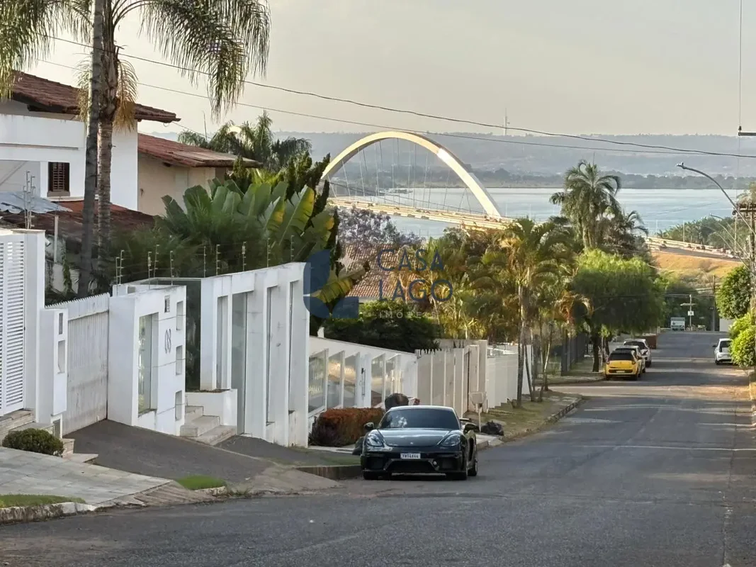 O endereço que redefine o conceito de morar bem no Lago Sul.Localizado na melhor...