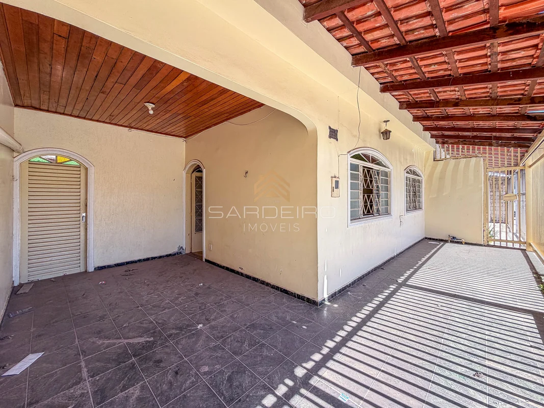 A Sardeiro Imóveis apresenta esta excelente oportunidade de casa localizada na Q...