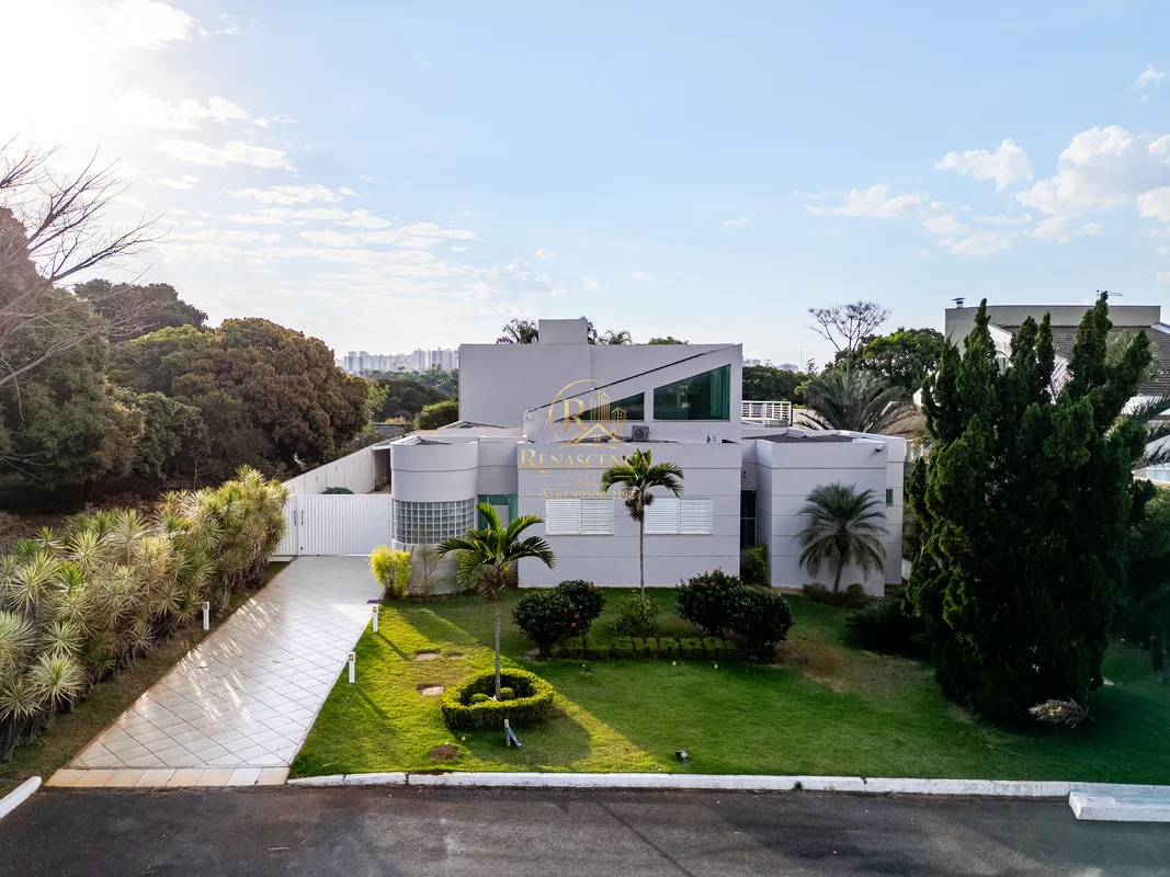 Um refúgio de alto padrão onde arquitetura, natureza e privacidade se encontram ...