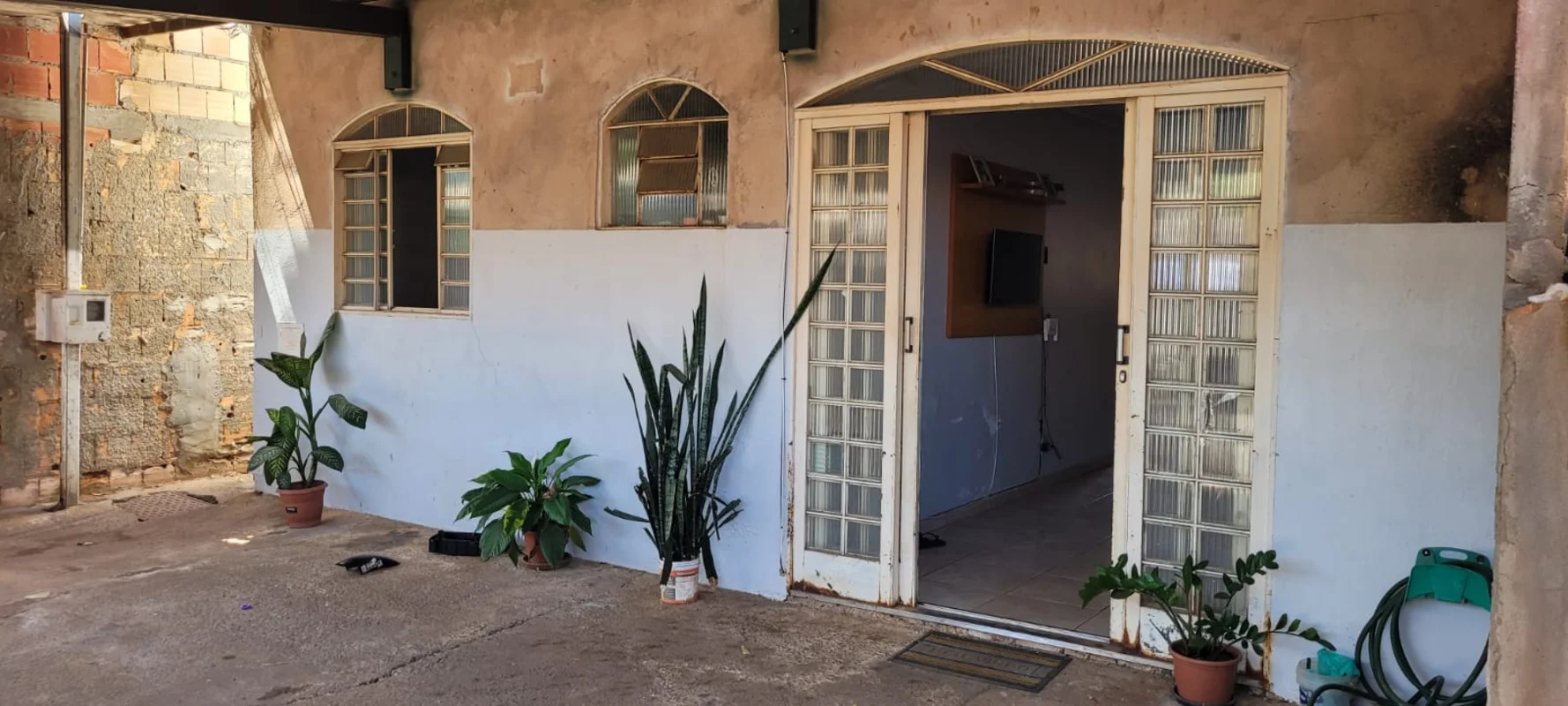 Sala, 3 quartos, cozinha, banheiro social, garagem, área de serviço.Para mais in...
