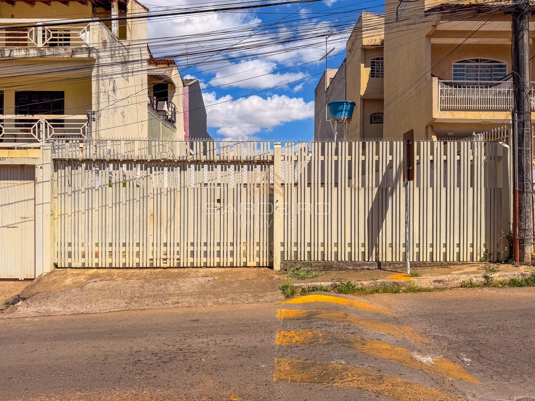 A Sardeiro Imóveis apresenta uma excelente oportunidade de casa localizada na Ca...