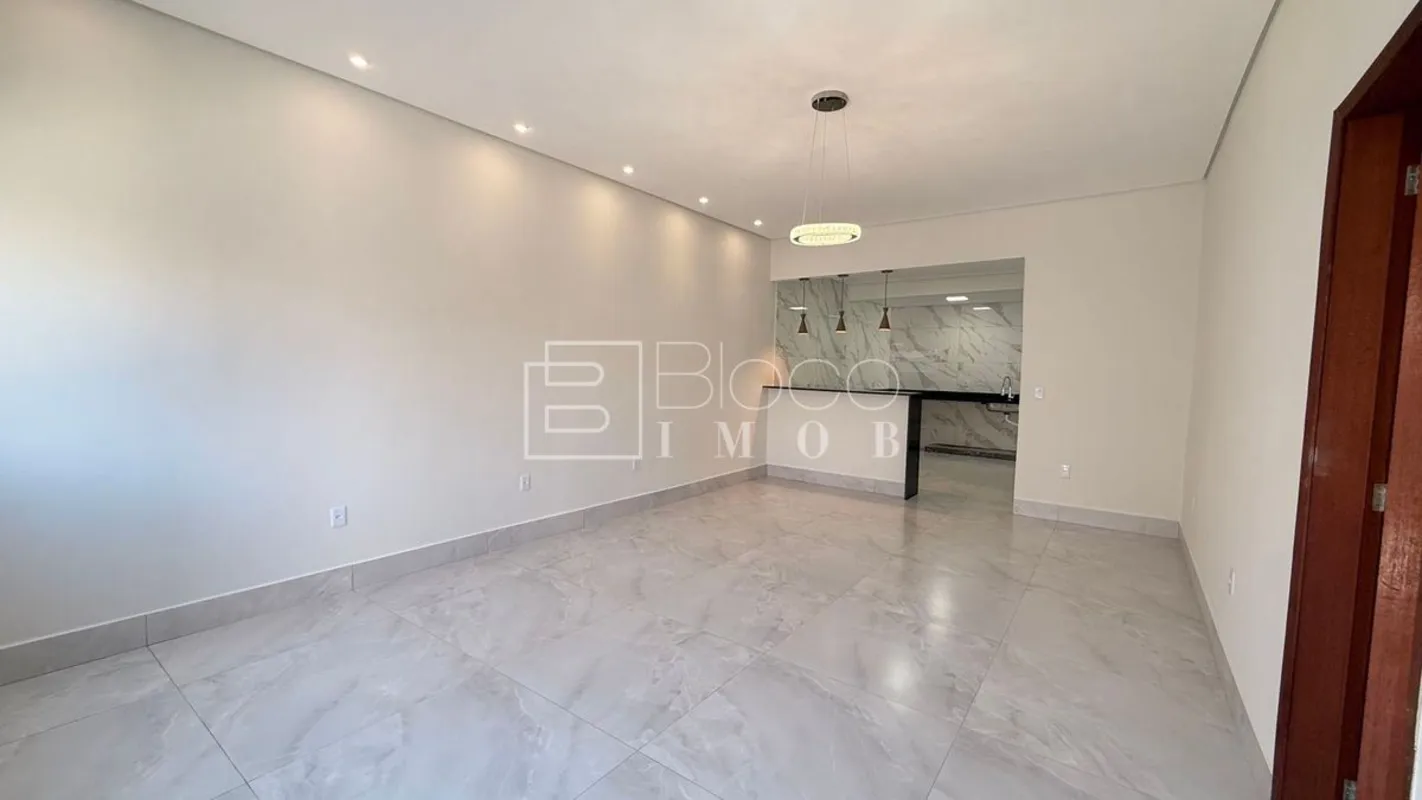 VENDOCasa com 3 quartos, sendo 1 suíte na Quadra 401 do Recanto das EmasCasa com...